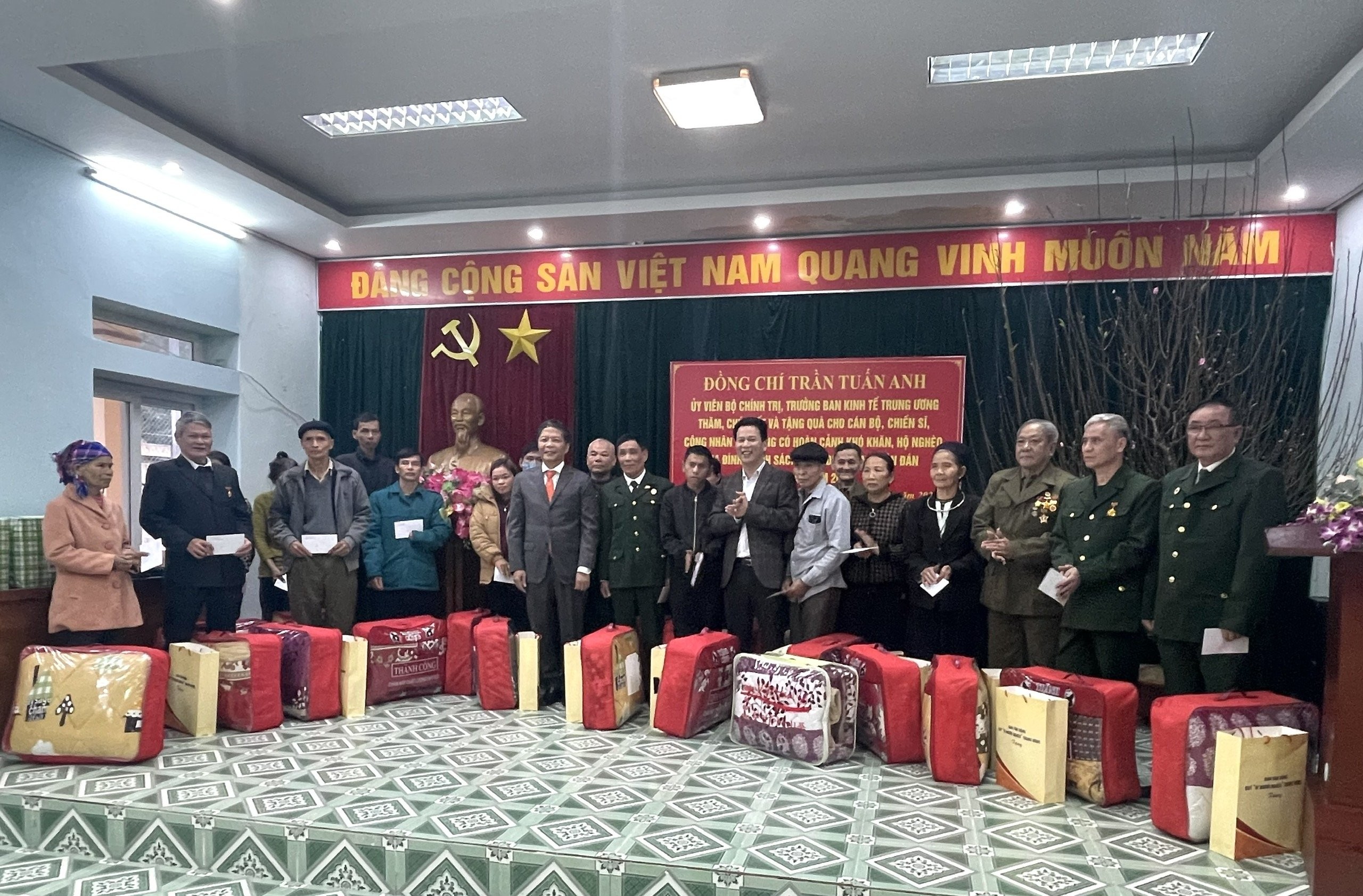 Ban Kinh tế Trung ương thăm, chúc tết gia đình chính sách tại Hà Giang
