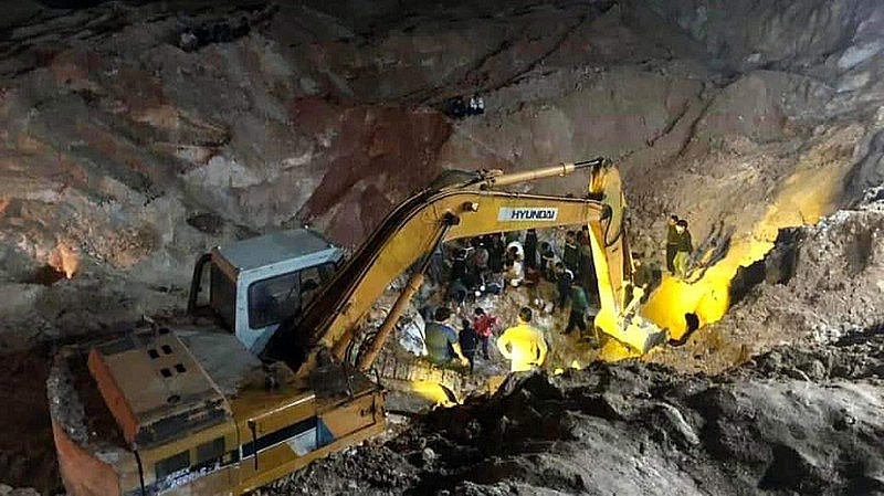 Phú Thọ: Sạt mỏ đất, một thợ lái máy xúc tử vong ở độ sâu 10m