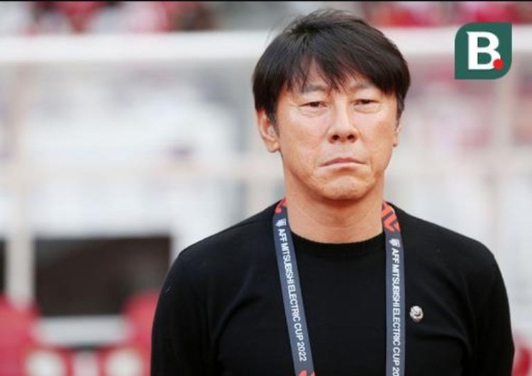 HLV Shin Tae Yong đổ lỗi cho việc không quen sân khi đá thua Việt Nam