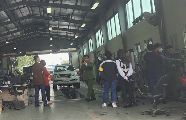 Hà Nội: Phong toả, khám xét Trung tâm đăng kiểm xe cơ giới 2903S