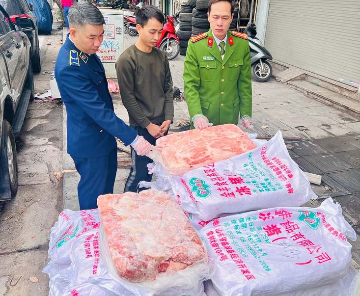 Hà Nội: Thu giữ 1 tấn nầm lợn thối đang vận chuyển đi tiêu thụ