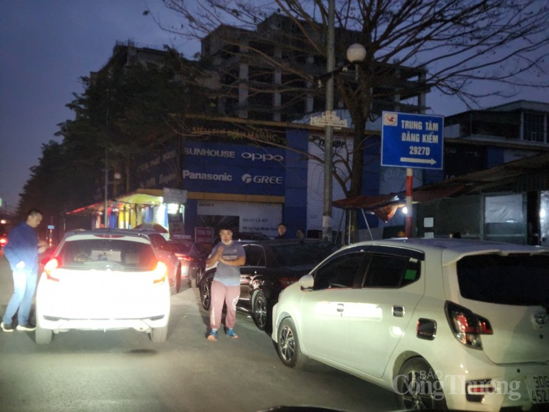 Xuyên đêm chờ đăng kiểm xe cơ giới tại Hà Nội