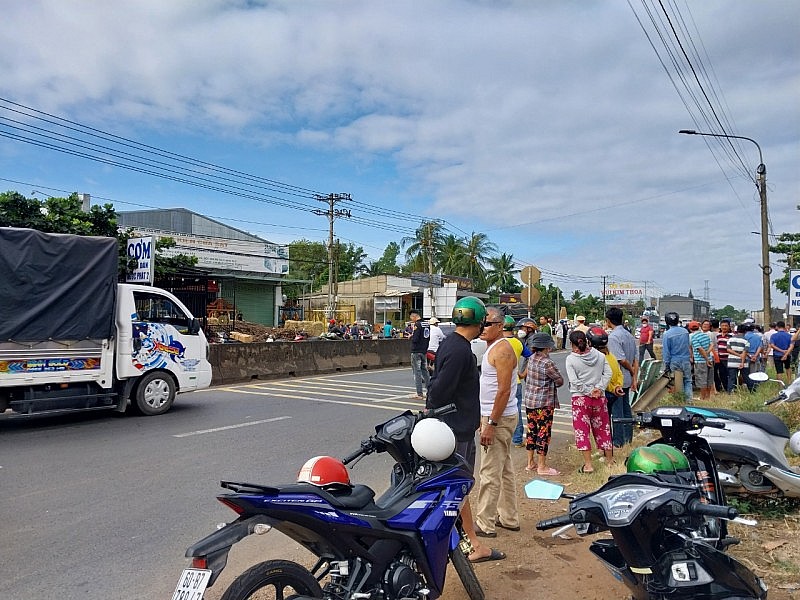 Đồng Nai: Xe tải chở củi cán 2 người tử vong trên Quốc lộ 1A