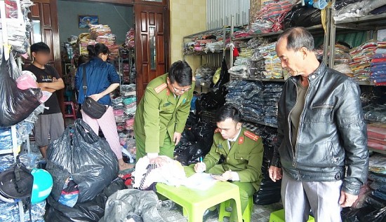 Thừa Thiên Huế: Phát hiện kho hàng chứa nhiều áo quần không có hoá đơn hợp pháp