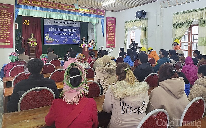 Ngành điện Nghệ An trao tặng quà Tết cho người nghèo huyện Kỳ Sơn