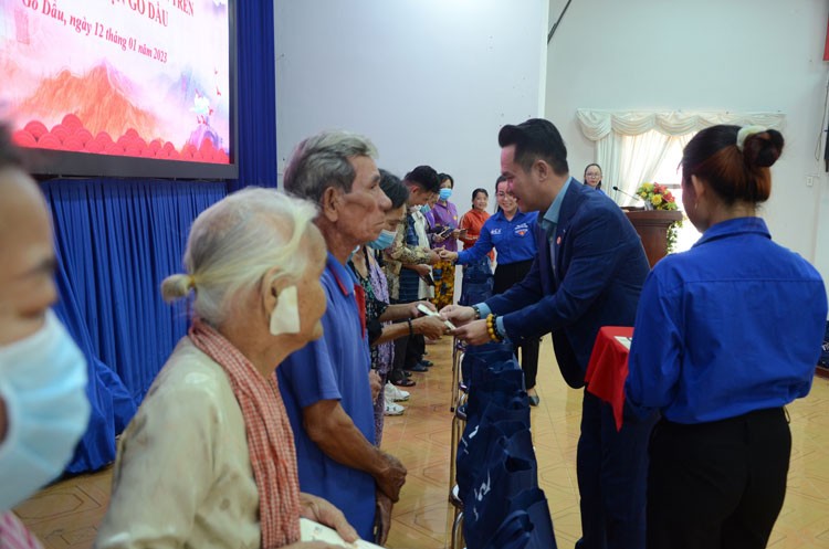 Tập đoàn TTC tặng 900 phần quà cho bà con huyện Gò Dầu, tỉnh Tây Ninh