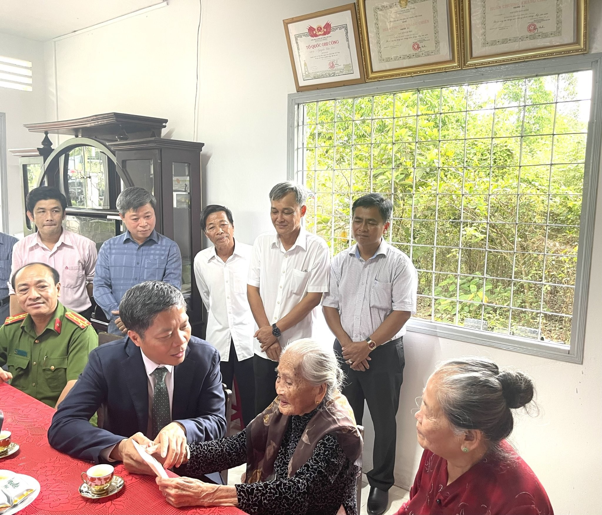 Ban Kinh tế Trung ương thăm, chúc tết và tặng quà Mẹ Việt Nam anh hùng tại Vĩnh Long