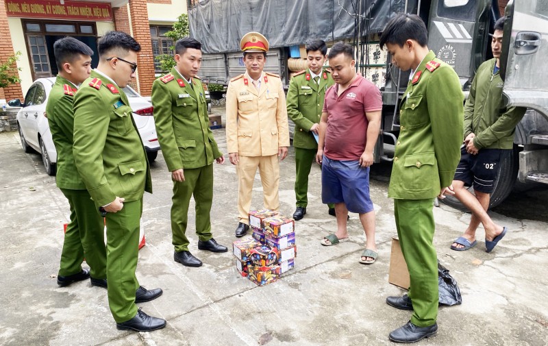 Thừa Thiên Huế: Thu giữ hơn 10 hộp pháo lậu trộn lẫn trên ô tô hàng hoá