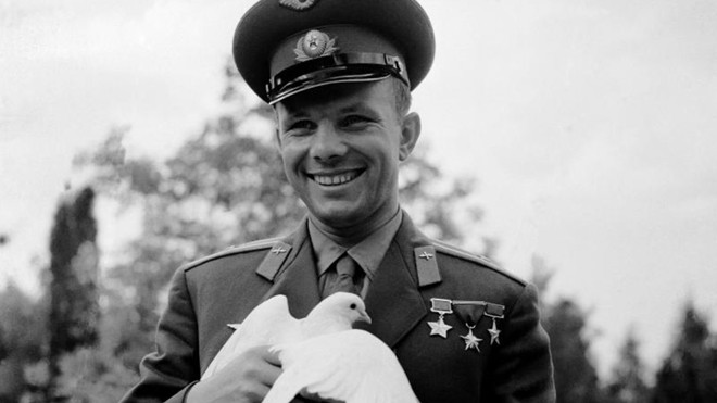 Ngày này năm xưa 13/1: Bác Hồ phong tặng Anh hùng cho Yuri Gagarin, khánh thành đường sắt Cát Linh-Hà Đông