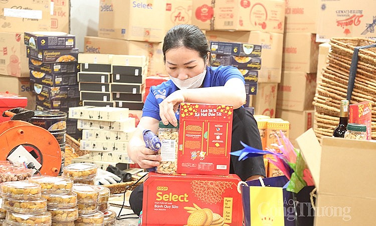 Những giỏ quà Tết đang được nhân viên của siêu thị Sài Gòn Co.op Hà Nội chuẩn bị để đưa ra quầy, kệ