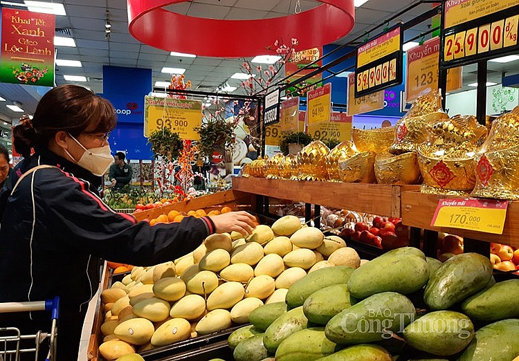 Người tiêu dùng mua sắm chuẩn bị cho ngày ông Công, ông Táo tại siêu thị Co.op 