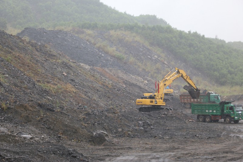 Công ty Chế biến Than Quảng Ninh khai thác đất đá thải mỏ tại khu vực bãi thải mỏ Suối Lại phục vụ san lấp mặt bằng