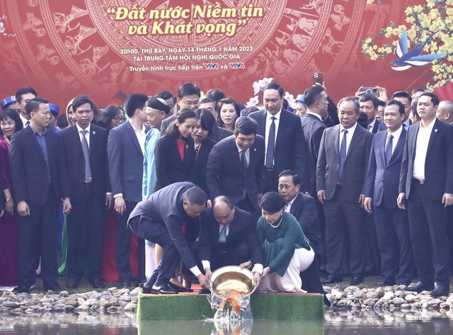 Chủ tịch nước Nguyễn Xuân Phúc và Phu nhân thả cá chép tiễn ông Công, ông Táo