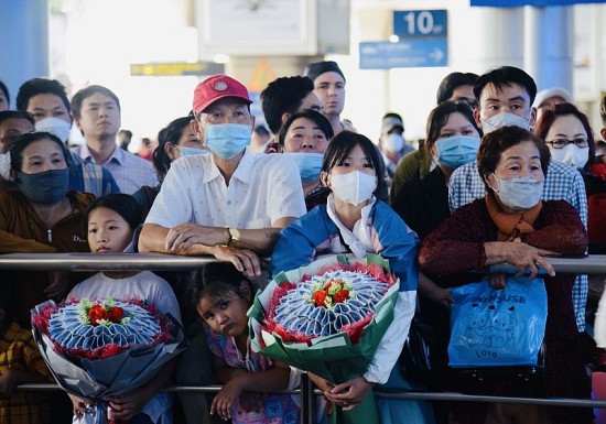 Sân bay Tân Sơn Nhất, TP. Hồ Chí Minh đông nghẹt khách đến và đi ngày 23 Tết