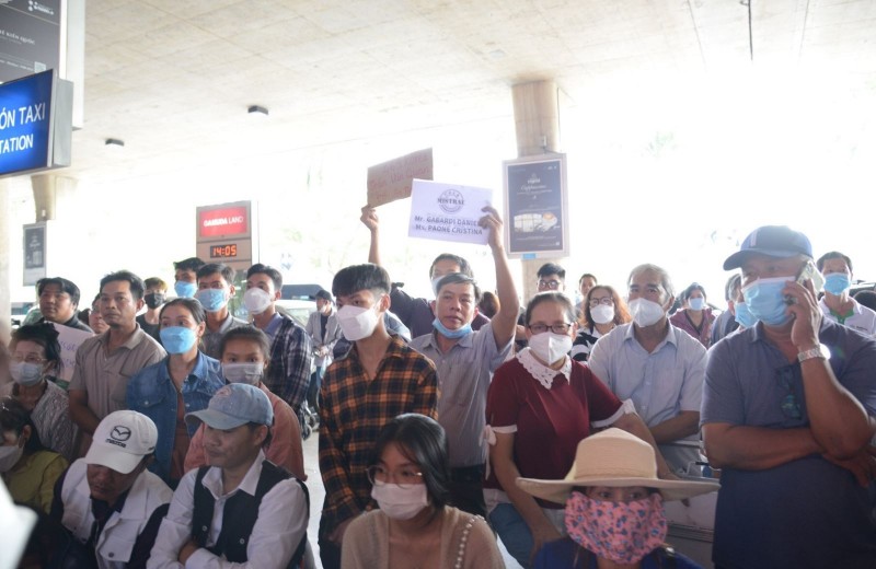 Sân bay Tân Sơn Nhất, TP. Hồ Chí Minh đông nghẹt khách đến và đi ngày 23 Tết