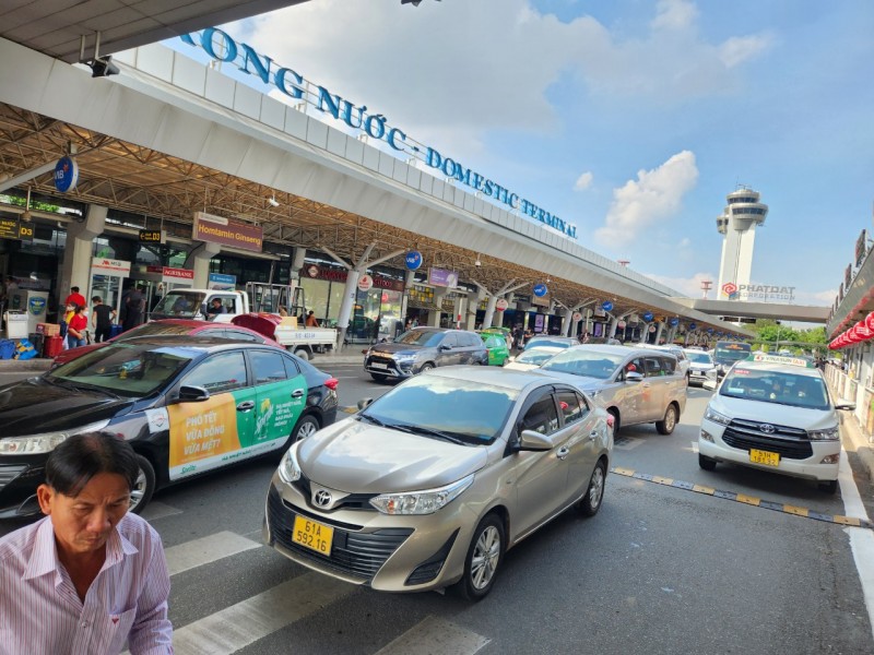 Sân bay Tân Sơn Nhất, TP. Hồ Chí Minh đông nghẹt khách đến và đi ngày 23 Tết