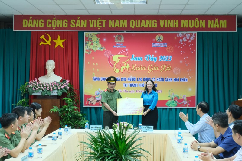 Thiếu tướng Đinh Văn Nơi thăm và tặng quà Tết cho người lao động Cần Thơ