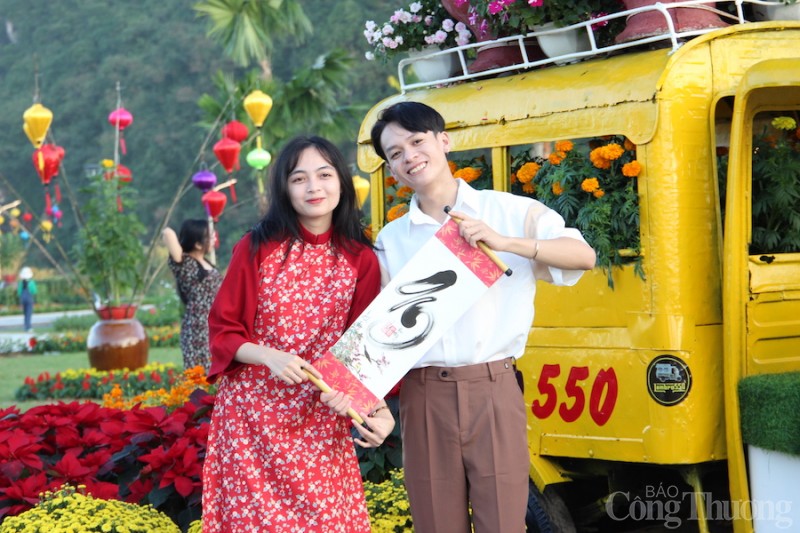 Đà Nẵng: Rủ nhau check-in Tết ở vườn hoa xuân dưới chân danh thắng Ngũ Hành Sơn