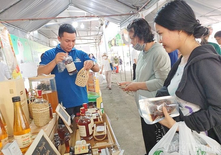 Phiên chợ Tết xanh: Hàng trăm sản phẩm nông đặc sản, OCOP phục vụ người tiêu dùng dịp Tết