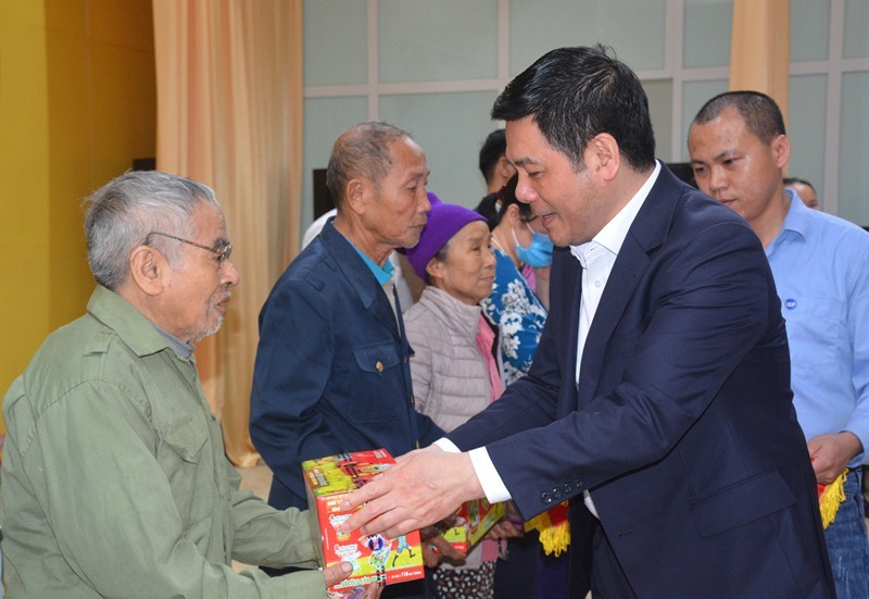 Bộ trưởng Nguyễn Hồng Diên thăm và tặng quà Tết các gia đình chính sách tại Thái Bình