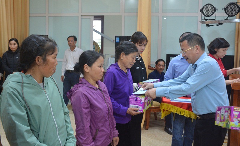 Bộ trưởng Nguyễn Hồng Diên thăm và tặng quà Tết các gia đình chính sách tại Thái Bình