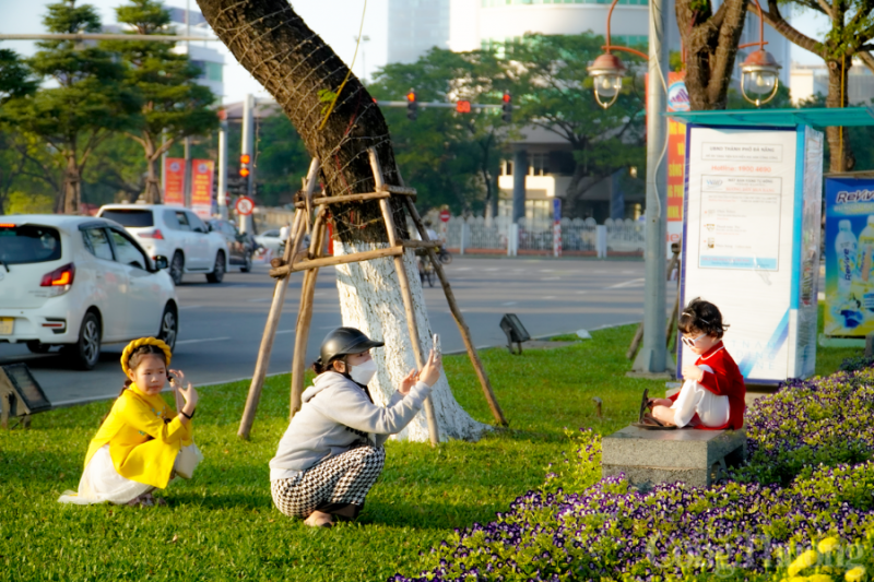 Người dân Đà Nẵng rộn ràng xuống phố đón Xuân sớm