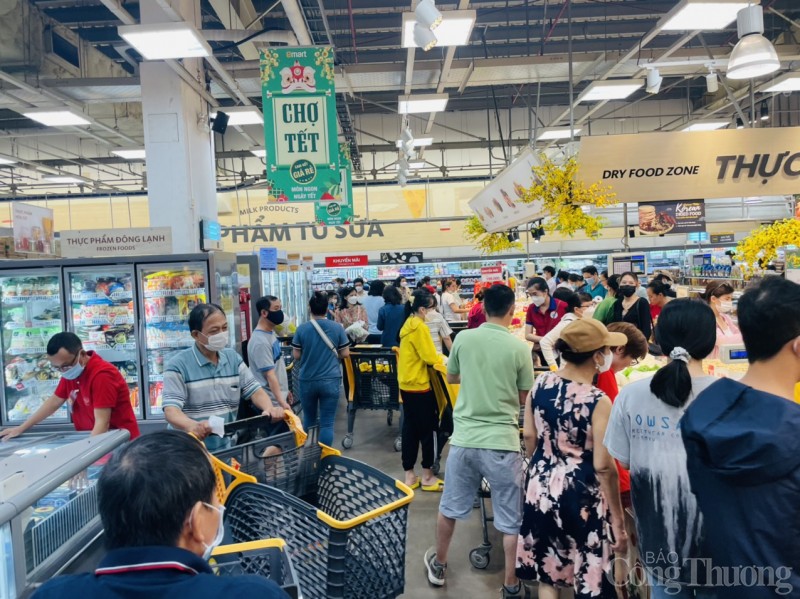 TP. Hồ Chí Minh: Chợ, siêu thị tấp nập người ra vào mua sắm tết