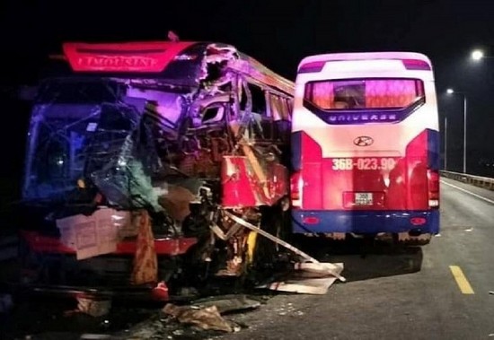 2 xe khách va chạm trên đường dẫn cao tốc Đà Nẵng - Quảng Ngãi, 27 người thương vong