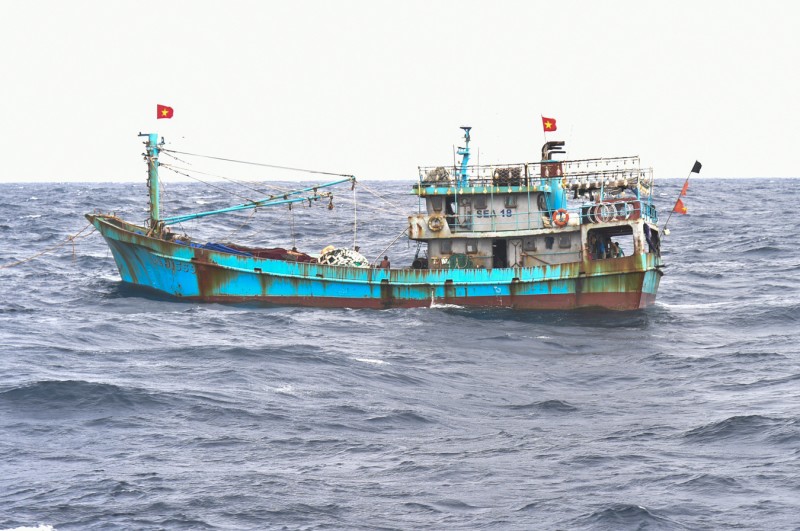 Nỗ lực cứu hộ 13 lao động tàu cá gặp nạn trên biển
