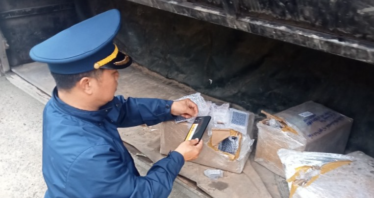 Quản lý thị trường tỉnh Quảng Nam tạm giữ 230 điện thoại di động có dấu hiệu nhập lậu