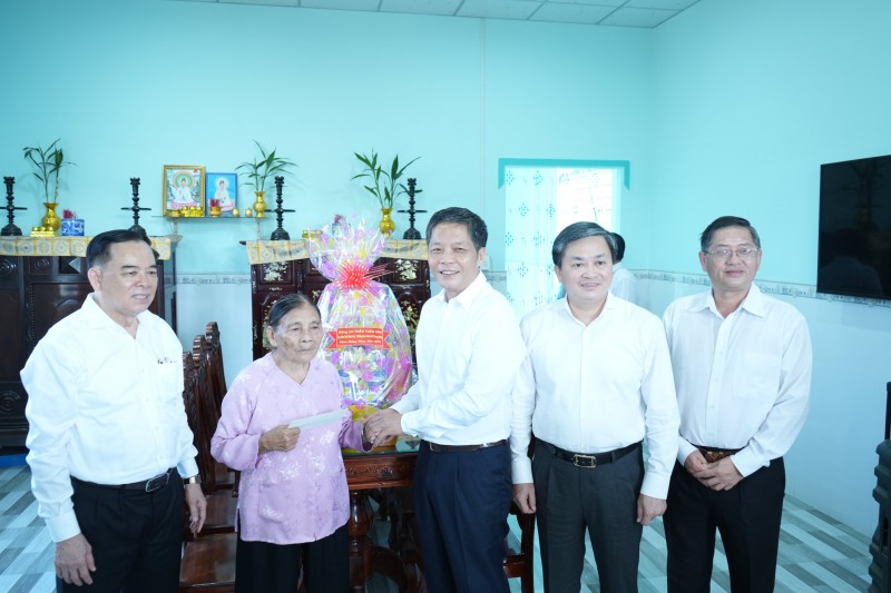 Trần Tuấn Anh trao quà cho Mẹ VNAH Võ Thị Xề, thường trú ấp Phú Hữu, xã Phú Hưng, thành phố Bến Tre, tỉnh Bến Tre