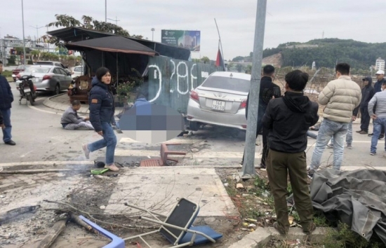 Quảng Ninh: Ô tô "điên" lao vào 5 người đang sưởi ấm bên đường