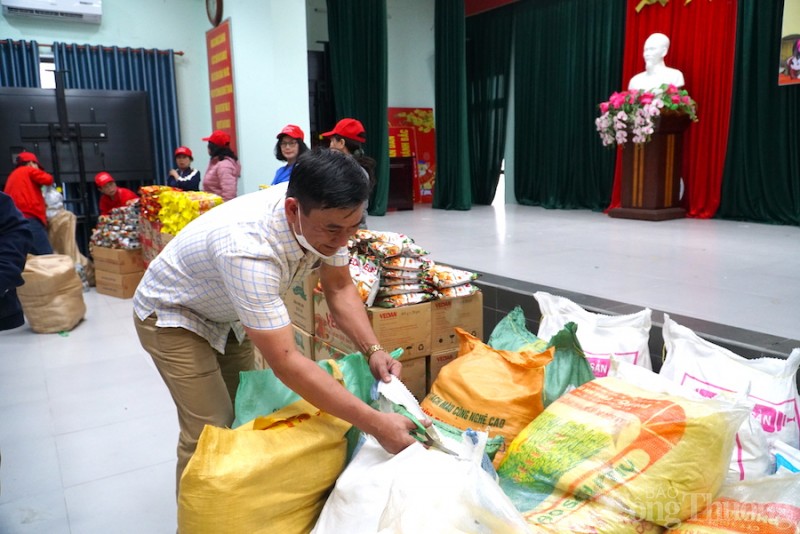 Đà Nẵng: Ấm áp những phần quà cho tiểu thương có hoàn cảnh khó khăn