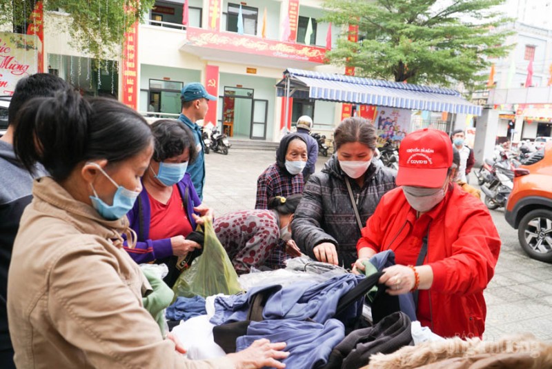 Đà Nẵng: Ấm áp những phần quà cho tiểu thương có hoàn cảnh khó khăn