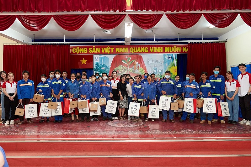 Đại diện Unilever và OMO trao quà cho lực lượng công nhân vệ sinh môi trường