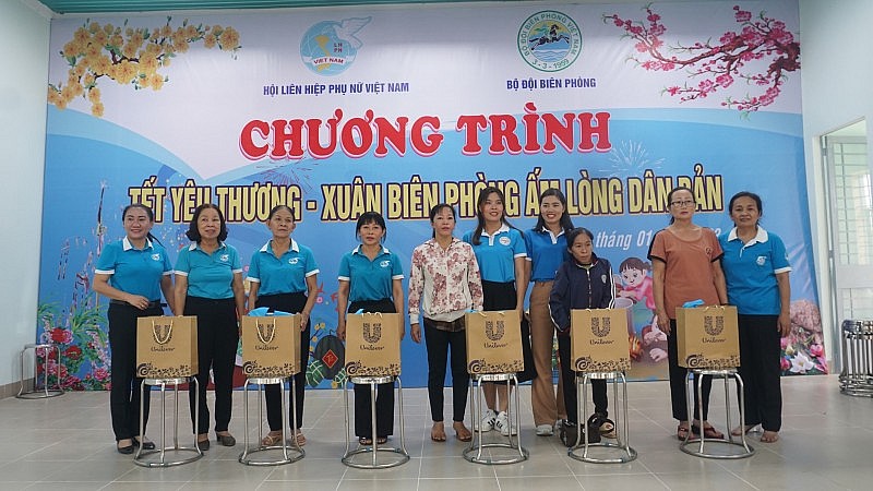 Unilever và Hội Liên hiệp Phụ nữ trao quà cho Mẹ Việt Nam anh hùng - Gia đình chính sách - Phụ nữ nghèo - Phụ nữ cao tuổi