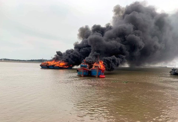 Đang làm rõ vụ 6 tàu đánh cá bị cháy tại Nam Định