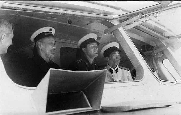 Bác Hồ cùng German Titov trên tàu Hải Lâm thăm Vịnh Hạ Long ngày 22/1/1962. Ảnh: Thông tấn xã Việt Nam