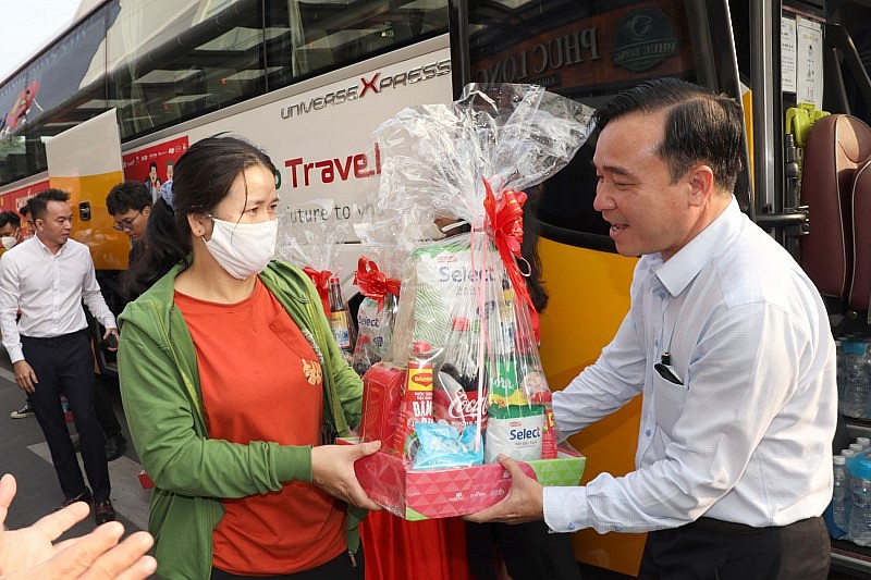 Saigon Co.op khởi hành “Chuyến xe hạnh phúc” đưa người dân về quê đón Tết