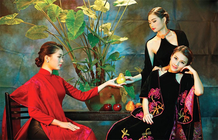 Nữ nghệ nhân kể chuyện văn hóa Việt trên áo dài
