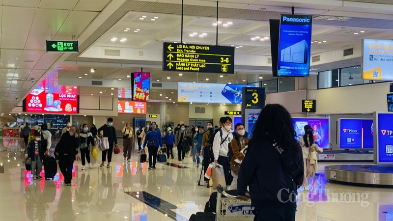 Hành khách qua sân bay Nội Bài tăng cao ngày cận Tết Nguyên đán
