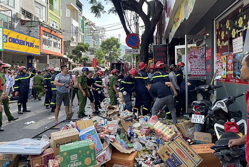 TP. Hồ Chí Minh: Sập cửa hàng tiện lợi 8 người thoát ra ngoài, 1 người tử vong