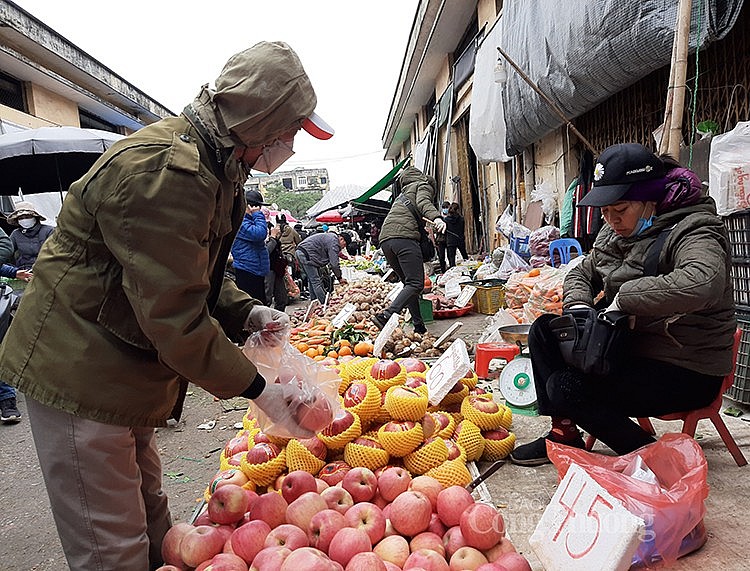 Chợ đầu mối phía Nam Hà Nội đông nghẹt khách ngày cận Tết Nguyên đán