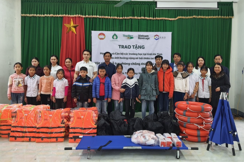 Trao hơn 375 triệu đồng vật phẩm hỗ trợ phòng chống thiệt hại thiên tai cho các địa phương miền Trung