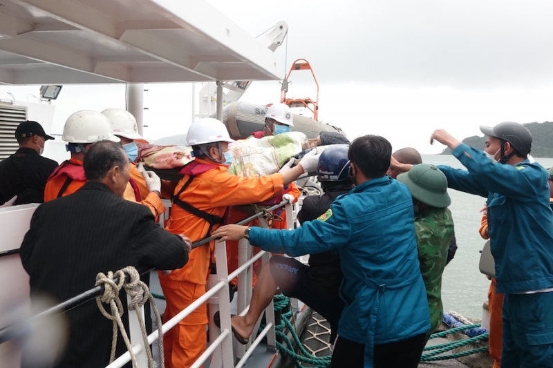 Cấp cứu kịp thời 2 người dân xã đảo Cù Lao Chàm (Quảng Nam) bị đột quỵ ngày cận Tết