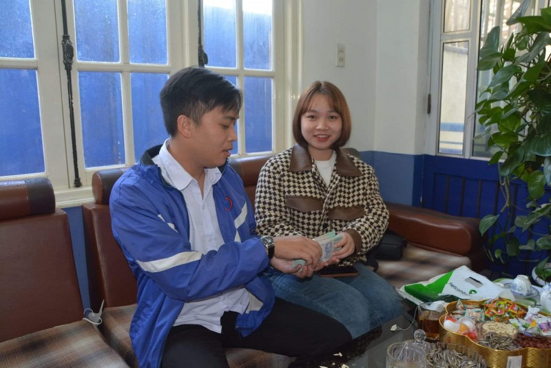 Lâm Đồng: Tài xế taxi trả lại 190 triệu đồng cho khách đánh rơi