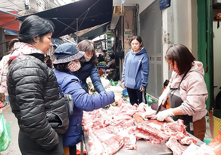 Giá thịt heo tại các chợ dân sinh trên địa bàn Hà Nội không ghi nhận sự tăng giá so với ngày thường. Hiện mức giá trung bình ở mức 100.000 - 130.000 đồng/kg
