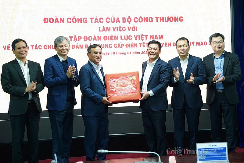 Bộ trưởng Nguyễn Hồng Diên làm việc với EVN về tình hình cung ứng điện dịp Tết