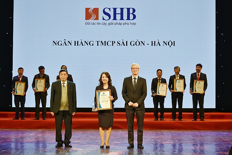  Phó Tổng Giám đốc Ninh Thị Lan Phương đại diện SHB nhận giải thưởng “Top 10 Ngân hàng thu xếp vốn đầu tư hiệu quả cho các dự án năng lượng Việt Nam từ năm 2017 – 2022”