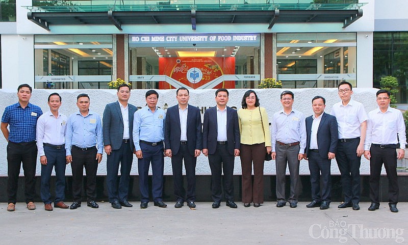 Bộ trưởng Bộ Công Thương Nguyễn Hồng Diên thăm, chúc Tết Trường Đại học Công nghiệp Thực phẩm TP. Hồ Chí Minh